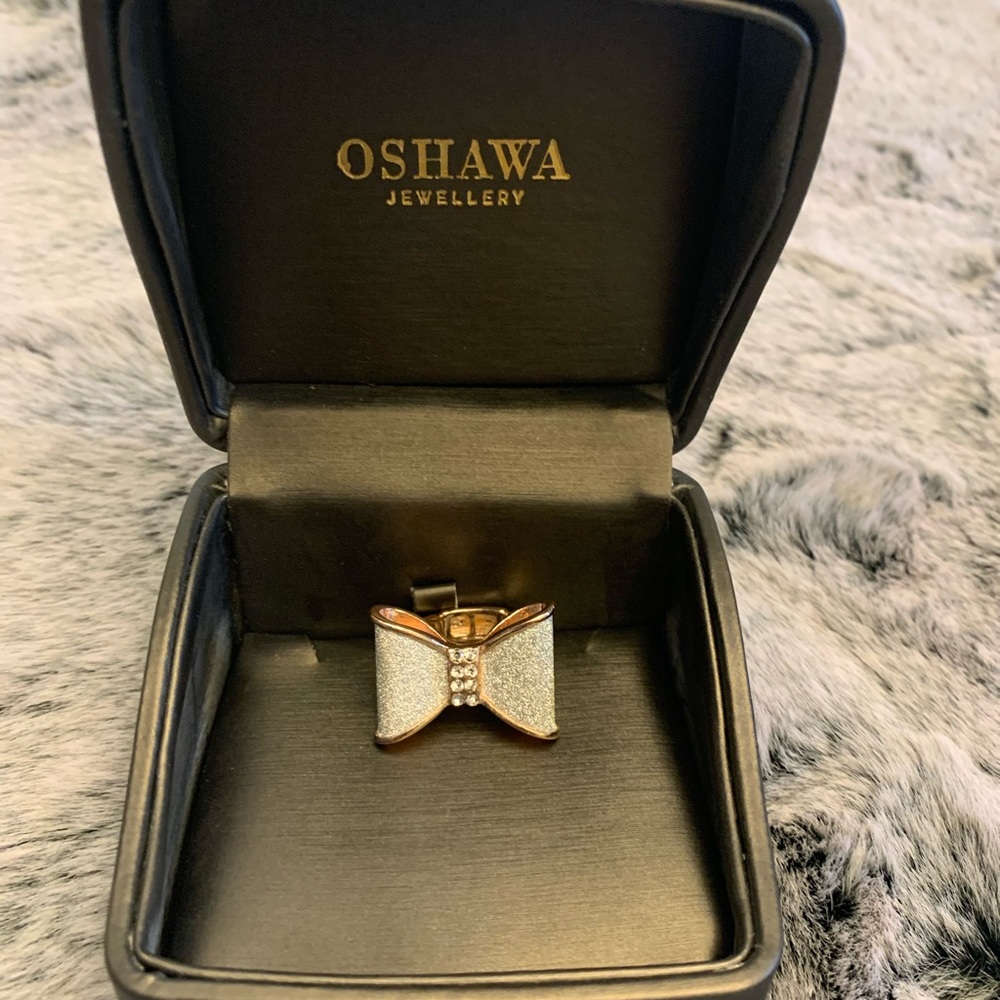 VINTAGE GUESS WHITE BOW RING. ONE SIZE FITS ALL! - Picture 5 of 6